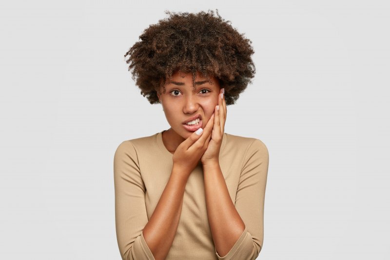 woman experiencing jaw pain